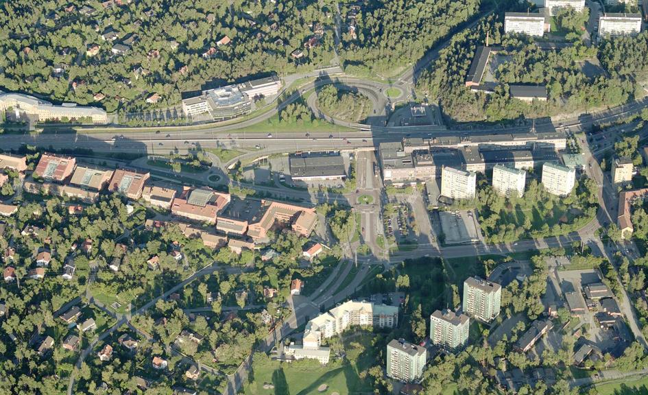 Nuläge Mörby Centrum ligger i nord-sydlig riktning utefter E18. Bebyggelsen närmast centrum utgörs främst av kontor. Väster om centrum finns även inslag av högre punkthus för bostäder.