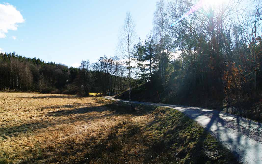 VÄGBESKRIVNING Fastigheten är belägen i Äskatorp ca 3 km väster om Fjärås stationssamhälle.