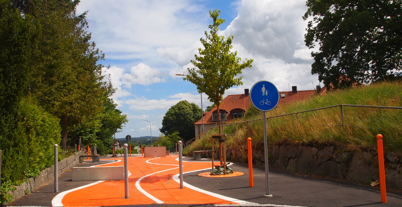 Utanför planområdet Majoritetsmässigt omges planområdet av bostadsbebyggelse i 1 ½ våning med undantag i södra och sydvästra delen där bostadsbyggnaderna är 2-3 våningar.