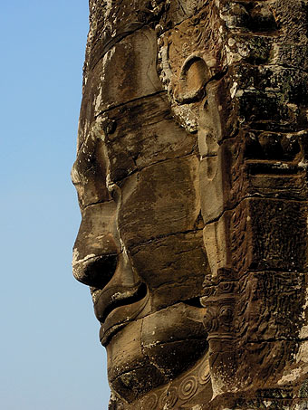 Angkor Thom blev känt för oss svenskar i Jan Myrdals och Gun Kessles reseskildring Ansikte av sten. Det är nämligen här som det finns så många stenansikten i relief på templets torn.