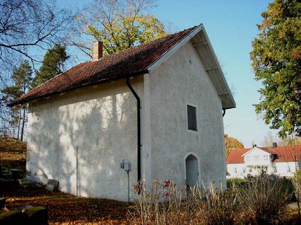 Kyrkomiljön Vikingstad kyrkby är belägen på en svag höjd utefter en äldre vägsträckning mellan Linköping och Mjölby och ligger omgiven av öppna fält och åkrar.