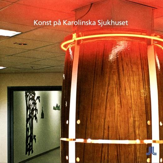 Vi tänker också på huvudentrén som sådan, som med sin tidstypiska utformning är krönt med sjukhusets logotyp.