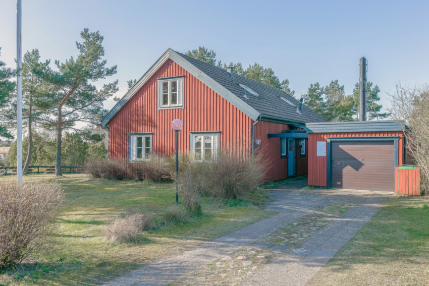 Boholmarna Vill du bo på en höjd vid havet? Med din båtplats vid bryggan precis invid din tomt? Vill du se solen gå ner över vattnet? Då har jag huset för dig.