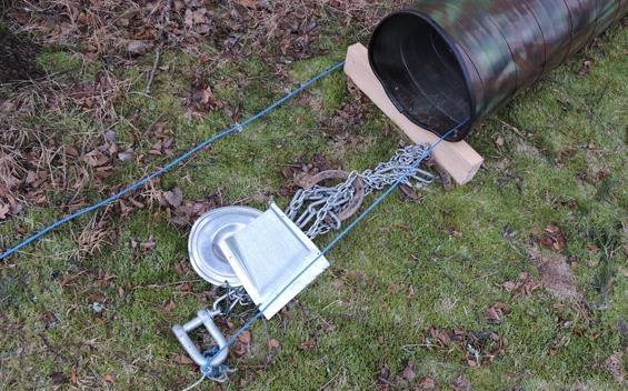 Bild 15 Röret placeras så domarna kan se hunden under hela momentet och placeras så att hunden utan risk kan fly eller