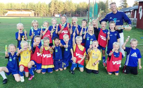 Sista träningen för året på IP avslutades med glasskalas. / Magnus Olsson och Anders Olsson 2.1.2 F 11 På första träningen 16 april hade vi 10 st tjejer i gymnastiksalen på Rengsjö skolan.