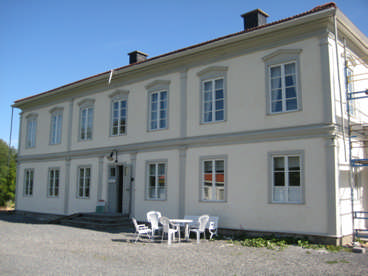 Bild 10: Fasad C, Skadad puts i anslutning till fönster och källarnedgån g våren 2008 innan restaurerin gen påbörjades.