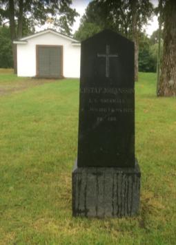 Den ensamma svarta gravstenen Johan Eriks gravplats på kyrkogården i Rävemåla har en speciell historia.