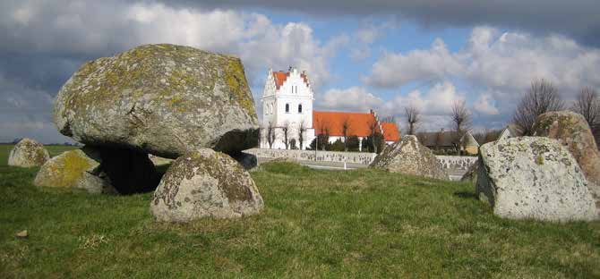 Söderslätts pärlor 3 pilgrimsvandring till Håslöv, Fuglie, Bodarp och Skegrie Fugliestenen & Fuglie Hallongården Skegriedösen & Skegrie BASFAKTA Längd: Tid: Terräng: Start & mål: Heliga platser: