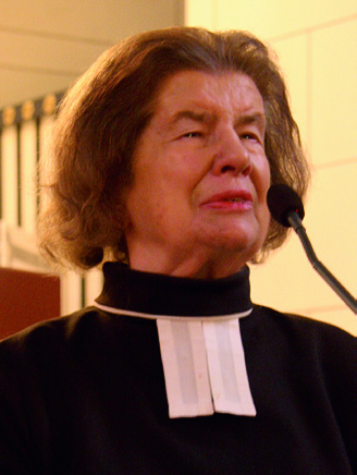 Fyra kvinnor sva 1. Hur ser du på en ny kvinnorörelse inom Svenska kyrkan? 2. Vilka frågor ska stå i fokus? 3. Vilken funktion fyller en kvinnorörelse inom Svenska kyrkan idag? 1. En gemensam förening för alla kvinnor i Svenska kyrkan, är ett andligt hus där kvinnor kan mötas.