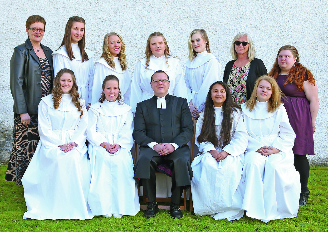 Årets upplaga av konfirmander /Verum: Övre raden från vänster: Ingrid Ottosson (ledare), Hanna B Lindskog, Tindra Dahlberg, Elise Kristensson, Caisa Malmberg, Kerstin Sturesson (ledare), Linda