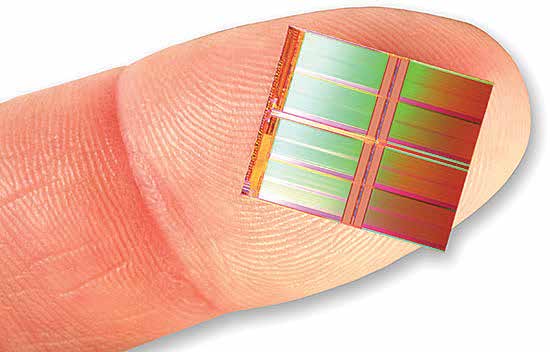 TILLVERKNING AV MIKROCHIP 4. Det får inte komma föroreningar någonstans på produkten 1. Man börjar med en kiselplatta. 5. På kiselplattan sitter nu omkring hundra mikrochip 2.