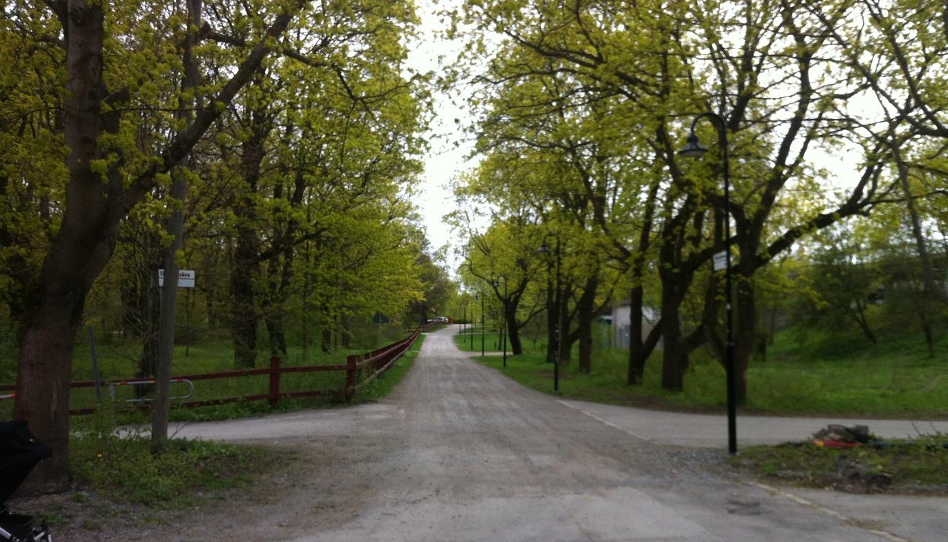 Den småskaliga 1700- och 1800-talsbebyggelsen med lummiga trädgårdar kring Skansbacken (den före detta Dalarövägen) ger tillsammans med vägsträckningen en ålderdomlig karaktär.
