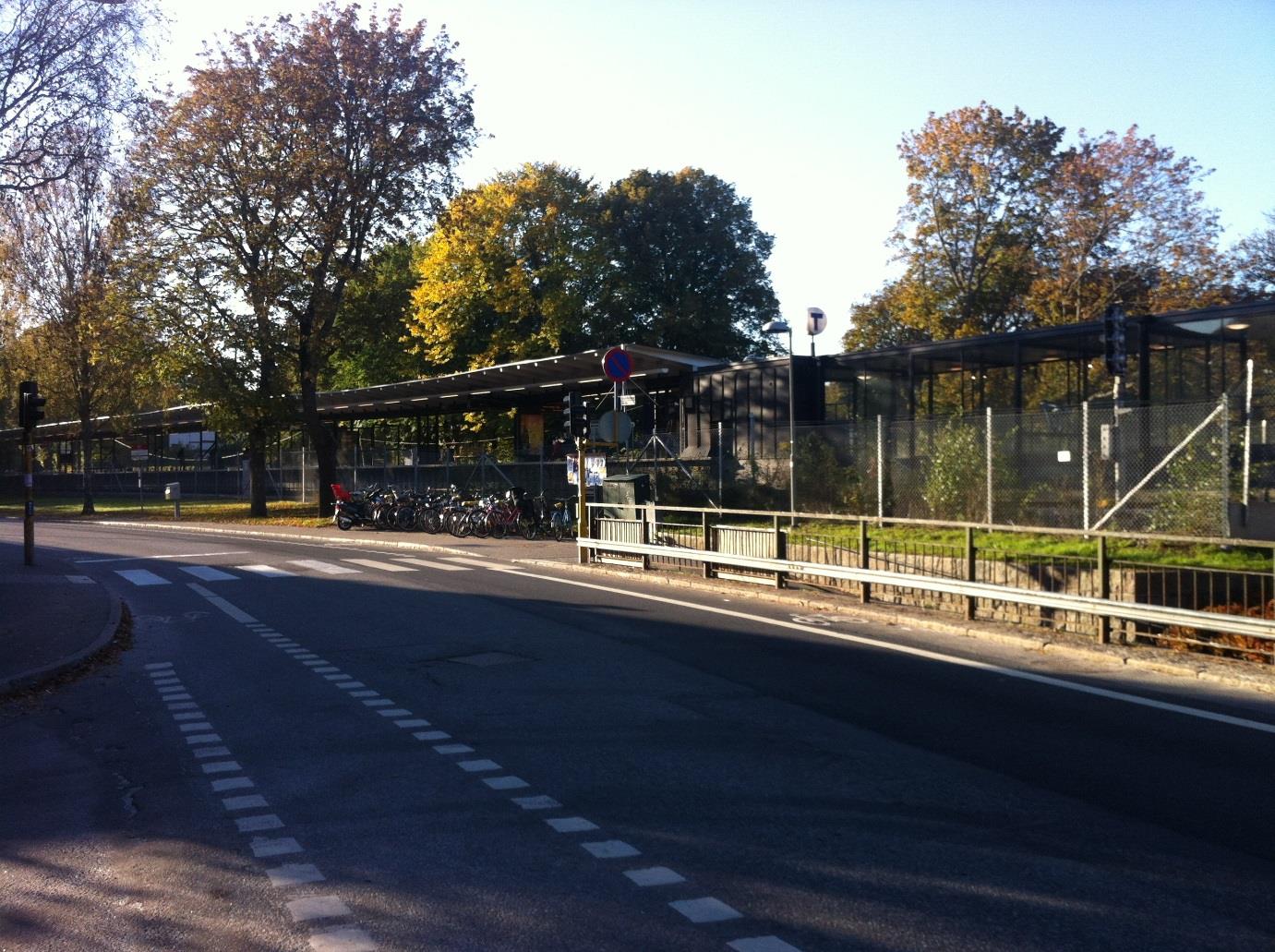 Figur 58 Enskede Gårds tunnelbanestation, sedd från Palmfeltsvägen. Foto: Sweco 4.
