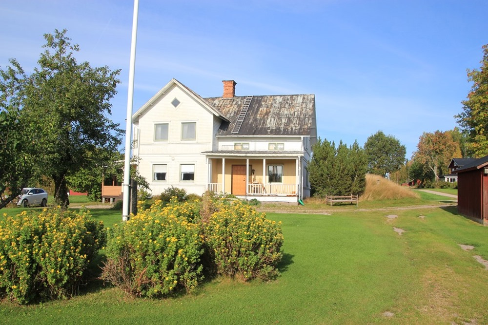 byggnader, ca 2 ha åkermark. Pågående avstyckning från en större lantbruksenhet. Arealuppgifter enligt taxerad areal. Totalt 2,3 ha, fördelat på åker 2 ha, övrigt 0,3 ha.