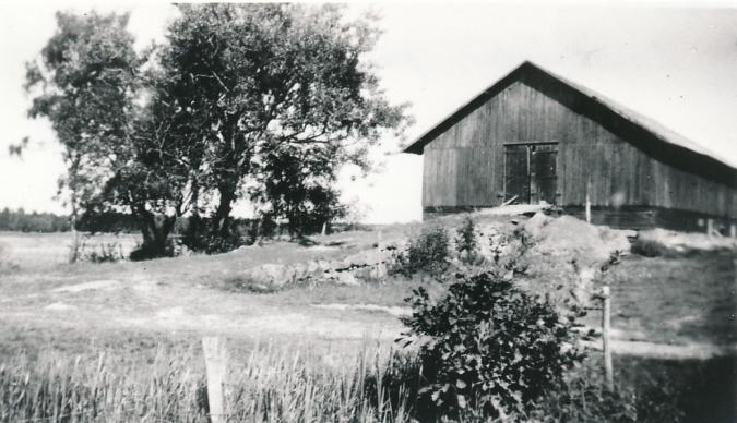 Hästefjord Gården Hästefjord tillkom genom sänkning av sjön Hästefjorden, som efter flera års hårt arbete blev klar 1868.