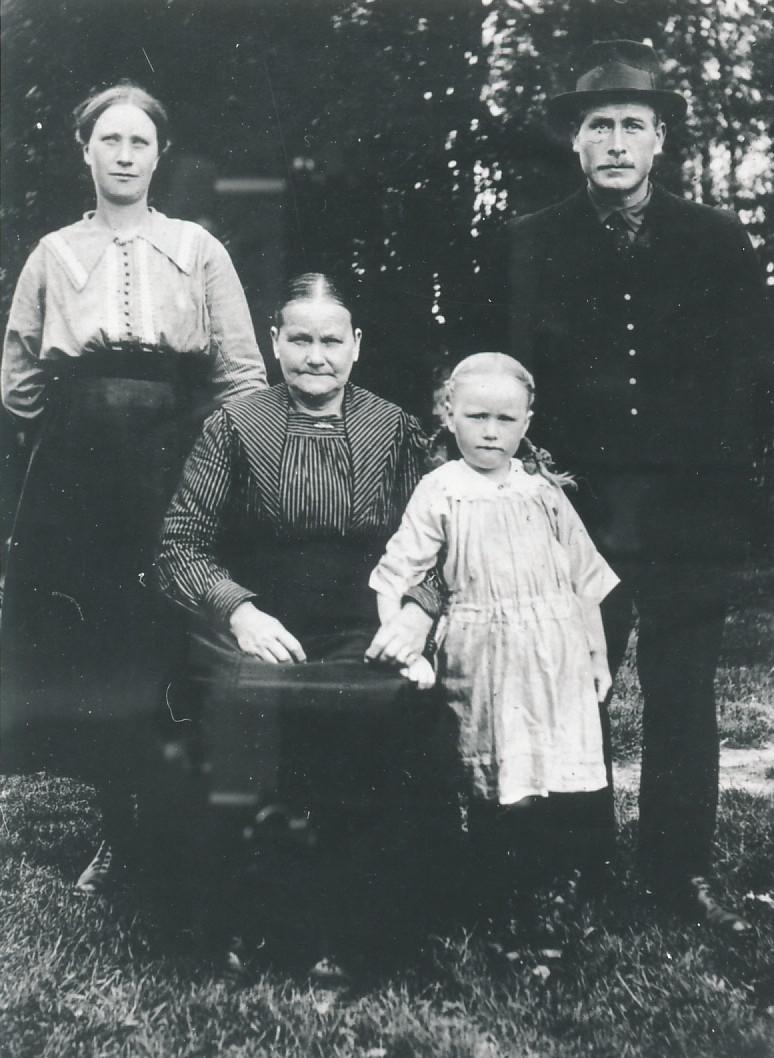 Foto 3031 Anni och Johannes Karlsson. Anni och Johannes Karlsson, Annis mor Charlotta och Linnea 5 6 år.