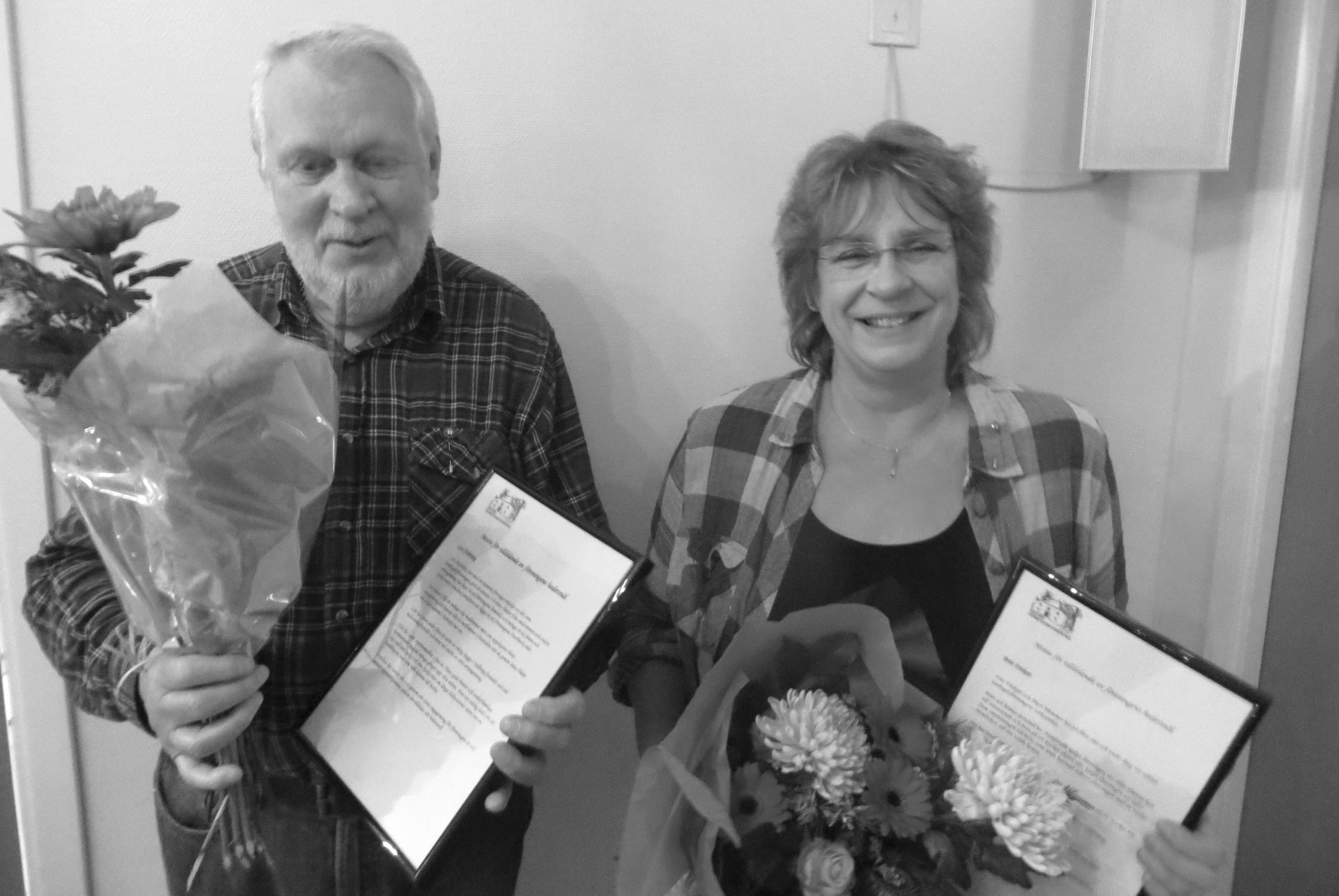 Glada mottagare av hembygdsföreningens hedersnål, Lars Holmberg och Britt Friskytt. Saknas gör den tredje pristagaren Eva Jönsson som var bortrest.