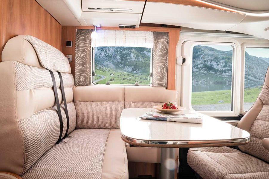 Med en bredd på 24 cm och de varierbara iläggsskivorna erbjuder det rumshöga klädskåpet i Hymermobil B-klass DynamicLine 504 flexibla möjligheter att få plats med olika