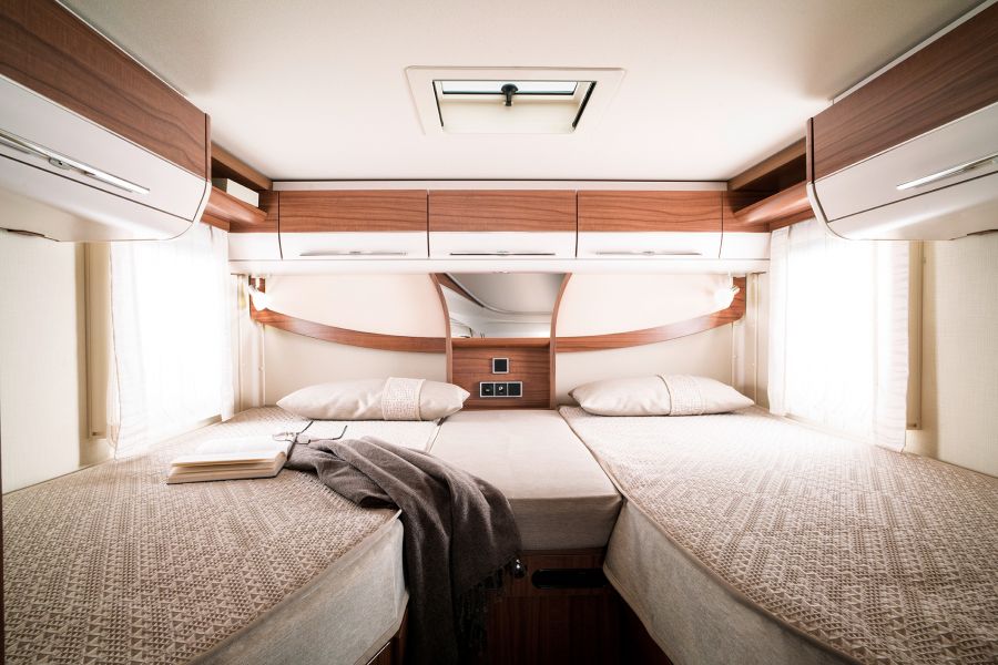 Hymermobil B-klass DynamicLine Sovrum Enkelsängarna på längden bak har sängstorleken 200 x 80 resp.