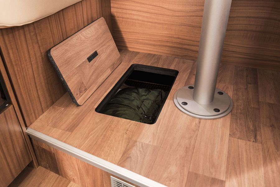 Bodelsbatteriet i dubbelgolvet på HYMER DuoMobil B-DL 534 är lätt att komma åt genom en stor utvändig lucka. En omformare finns som tillval och kan placeras i en förvaringslåda i husbilsgolvet.