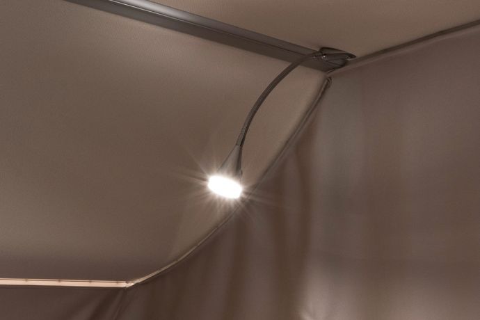 Klädskåp från golv till tak I det 20 cm breda klädskåpet i HYMER DuoMobil B-DL 534 förvarar man semestergarderoben snyggt och prydligt upphängd på galgar.