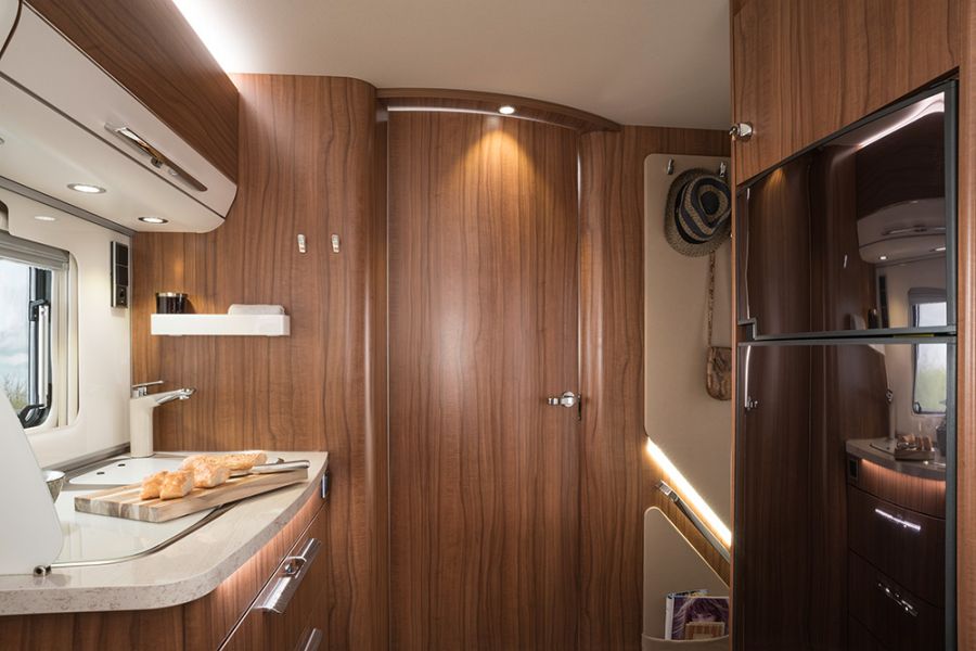 Plats för matlagning I köket på HYMER DuoMobil B-DL 534 kan man när som helst trolla fram läckra maträtter.