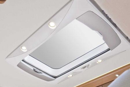 HYMER DuoMobil B-DL Standardutrustning Skydd underifrån Perfekt chassi Ostörd privatsfär Med sitt slitstarka glasfiberarmerade undergolv är fordonen på bästa sätt rustade mot väderrelaterade skador.