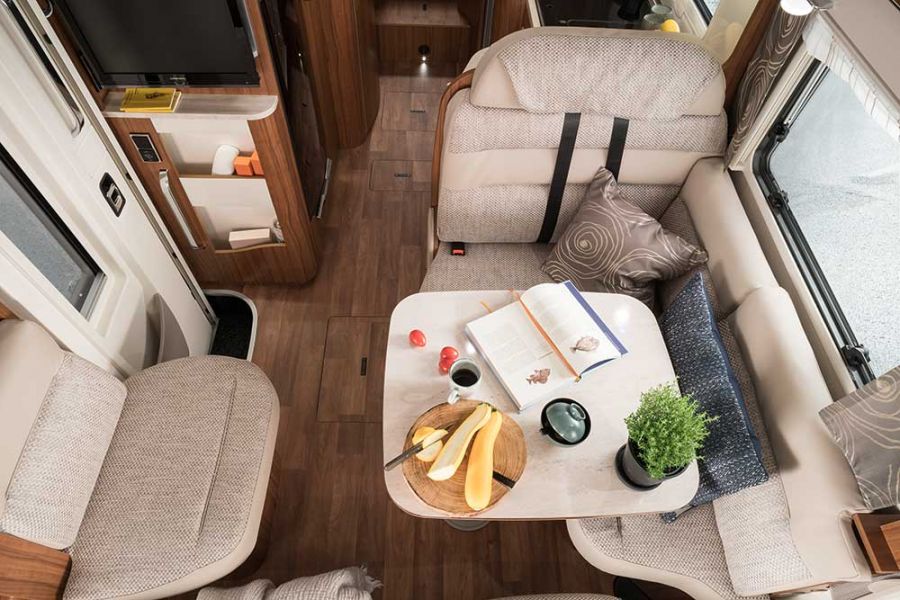 Hymermobil B-klass DynamicLine Bodel Komfort-L-soffgruppen med loungedynor här med möbelstilen Palatino creme tillsammans med textillädertygkombinationen