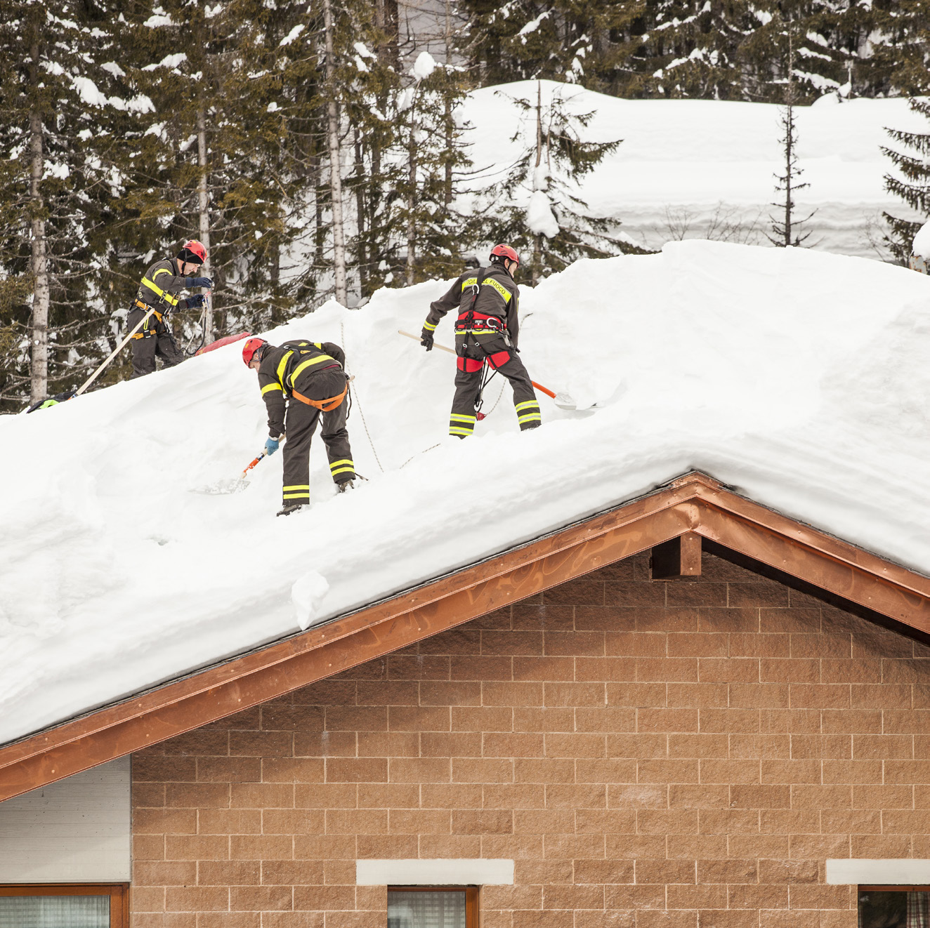 SKOTTA SÄKERT Halvdagsutbildning som fokuserar på att arbeta säkert på tak vid snöskottning. Utbildningen hålls av godkänd instruktör. Att arbeta på tak är alltid riskabelt.