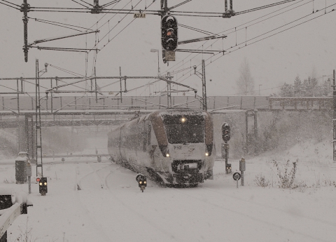 Snö, inlaga 02.12.19 02-12-19 13.52 Sida 2 Snö i spårväxlar Varje vinter drabbas järnvägen av störningar i trafiken. En kostsam och allt oftare förekommande störning är uppkörning av spårväxlar.