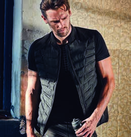 KOMPRESSIONST-SHIRT BAUER. Art 26041 T-shirt med ergonomisk passform. Material som ger en perfekt mix av kompression och rörelsefrihet. MATERIAL: 65% nylon / 35% elastan. 240 g/m 2.