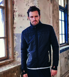 SWEATSHIRT MOSTRÖM. Art 25135 Sweatshirt i mjuk kvalitet med öglad insida som vänts in och ut på ärmar för fin effekt. Ribbstickad mudd med snörning i nederkant. MATERIAL: 65% polyester / 35% bomull.