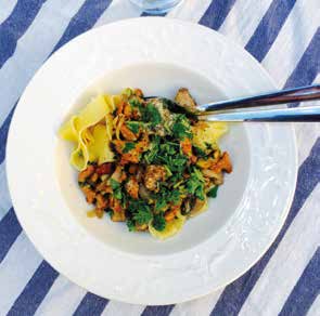 A Pasta med krämig svamp- & ostsås GÖR SÅ HÄR 1. Koka upp rikligt med pastavatten med salt i en stor kastrull. Koka pasta enligt anvisningar. 2. Rensa svampen.