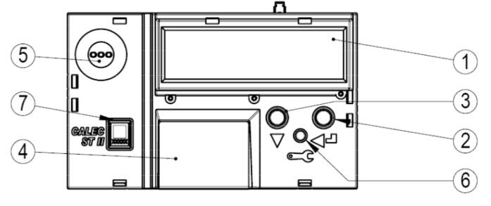Driftinstruktion Funktioner (1) Lock (2) LCD-display (3) ENTER-knapp (4) PIL-knapp (5) Märkskylt (6) Optisk anslutning samt larmlampa (blinkar rött) (7) Service-knapp (8) Beräkningsmodulens märkskylt