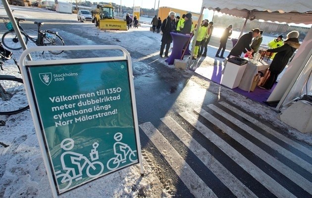 Sid 25 (88) Invigning av ny, 4,5 meter bred cykelbana längs med Norr Mälarstrand och Rålambshovsleden i november.
