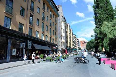 Sid 9 (88) Rörstrandsgatan. På en del av Humlegårdsgatan uppfördes en popup-park i samarbete med fastighetsägaren.