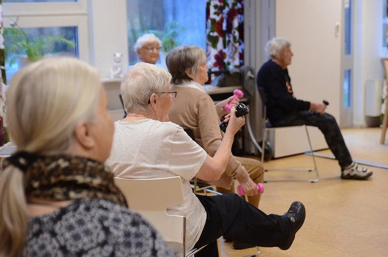 Varje vecka Måndag och Onsdag Kl 10.00 är det sittgymnastik med balansövningar, och vi använder oss av 1-2 kg hantlar för att träna styrka. Avslutningsvis sjunger vi några sånger.