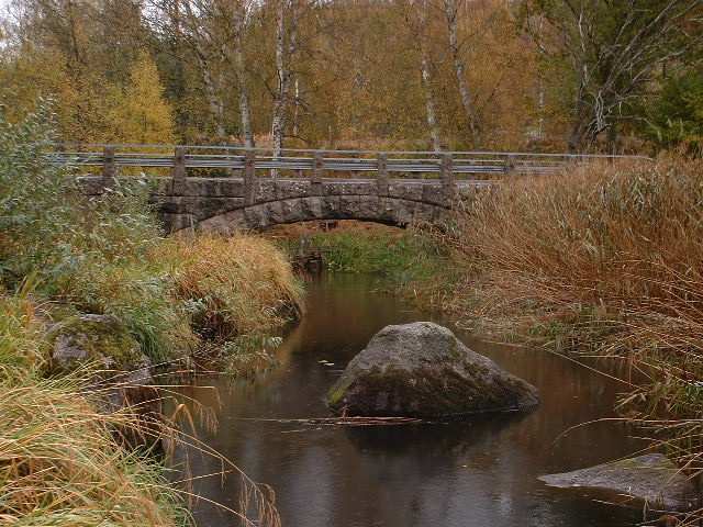 Från utloppet ur Sommen vid Laxberg till inflödet i Roxen rinner Svartån först genom en skogsbygd med mindre inslag av jordbruksmark som sedan övergår i mer jordbruksdominerad slättbygd på sin väg