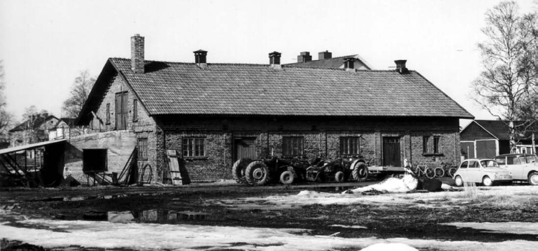17 Firman ## - grundades 1937- ## av J. Einar Svensson f. 1895-10-21- Svenssons Stryk & Tvättinrättning Skolgatan 98 Tel. 1687 1941 Svenssons Stryk & Tvättinrättning Vasagatan 3 Tel.
