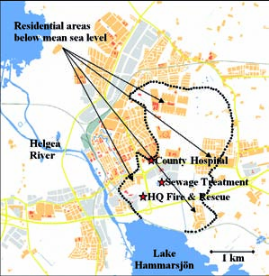 Figur 4. Dagens Kristianstad(t.v), översvämningssituationen vid extremflöde (mitt) och Allöns fästning 1670 (t.h.) (Thorsteinsson et al, 2005).
