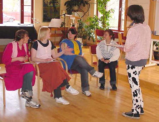 Evelina, Kajsa, Emelie, Rebecca och Martin visar den perfekta demokratidagen. Efter det började allvaret, nämligen att planera och fastställa schemat för 12 maj.