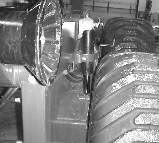 2.4 Hydraulisk boggiblockering och stabiliseringscylinder Vagnen är utrustad med två hydraulcylindrar för boggistabilisering och en stabiliseringscylinder med kedja mot traktorn.
