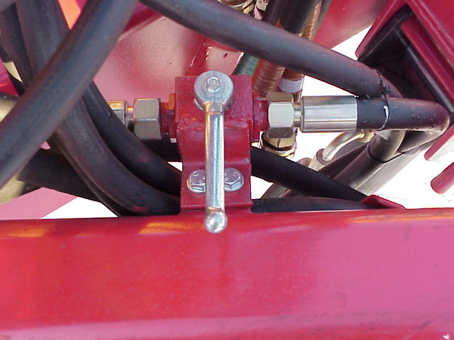 4.3 Att koppla lastväxlarvagnen till traktor Innan arbeten påbörjas på hydraulsystemet måste det bestämt göras trycklöst!