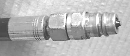 Hydraulslangens snabbkoppling Fig.5 Snabbkoppling hydraulik Anslut strömförsörjningen till trafikbelysningen till de 7-poliga uttaget bak på traktorn. Driftsspänningen är 12 V.