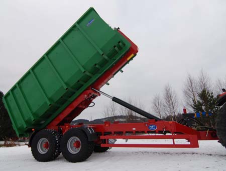 5.4 Att tippa av ett flak Nedan beskrivs hur man normalt gör för att lasta av t.ex. ett flak genom bakåttipp. Under speciella/besvärliga förhållanden kan avvikelser från detta förlopp vara nödvändiga.