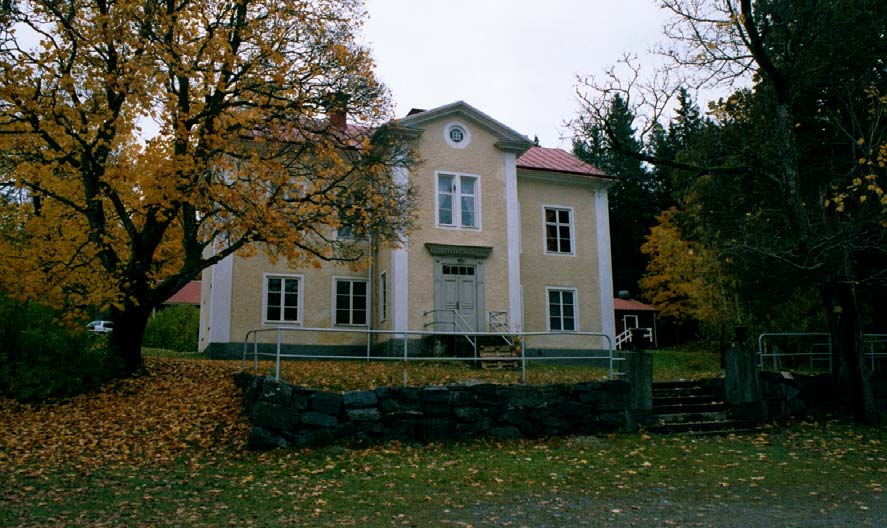 Skolor. Pershyttans skola. Pershyttans skola uppfördes 1848-49 i slaggsten och är den äldsta byskolan i Norabygden. Den sista årsavslutningen hölls 1966. Exteriört är skolan relativt oförvanskad.