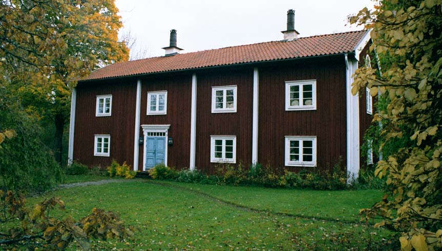 Bostäder, ekonomibyggnader och samlingslokaler. Bergsmansgårdar. I Gamla Pershyttan, liksom i många andra gruv- och hyttbyar i Bergslagen, har byggnationen utvecklats organiskt, d.v.s. efter de behov som har uppstått.