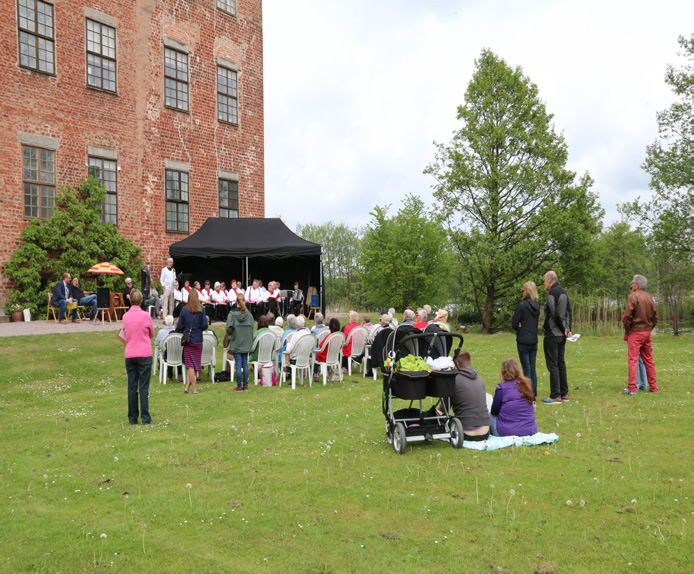 Medmänsklighetens dag i Svaneholm den 21 maj Medmänsklighetens Dag (MMD) i Skurup Prick klockan 13.00 den 21 maj inleddes MMD i Svaneholms vackra slottspark i strålande vårväder.