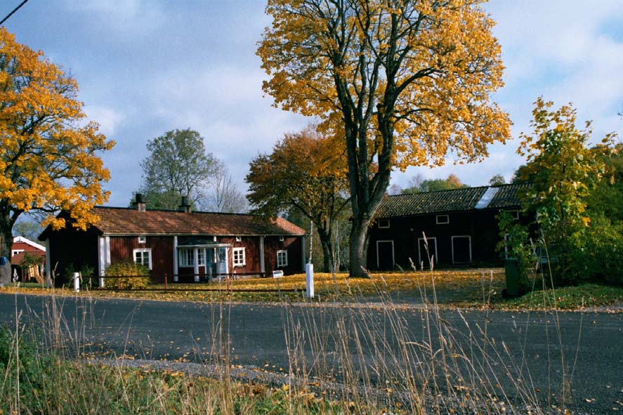 Majastugan Norr om förvaltaregården ligger en rödfärgad timmerbyggning med tillhörande uthus. Innehavaren tjänstgjorde förr som jordbruksarbetare vid förvaltaregården.