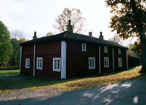 Jan Hindriksgården. Troligen äldsta byggnaden i hyttbyn. En timrad rödfärgad länga byggd i vinkel. Till byggnaden hör ett uthus. Boningshuset är tvåvånigt. Endast övervåningen har fasadpanel.